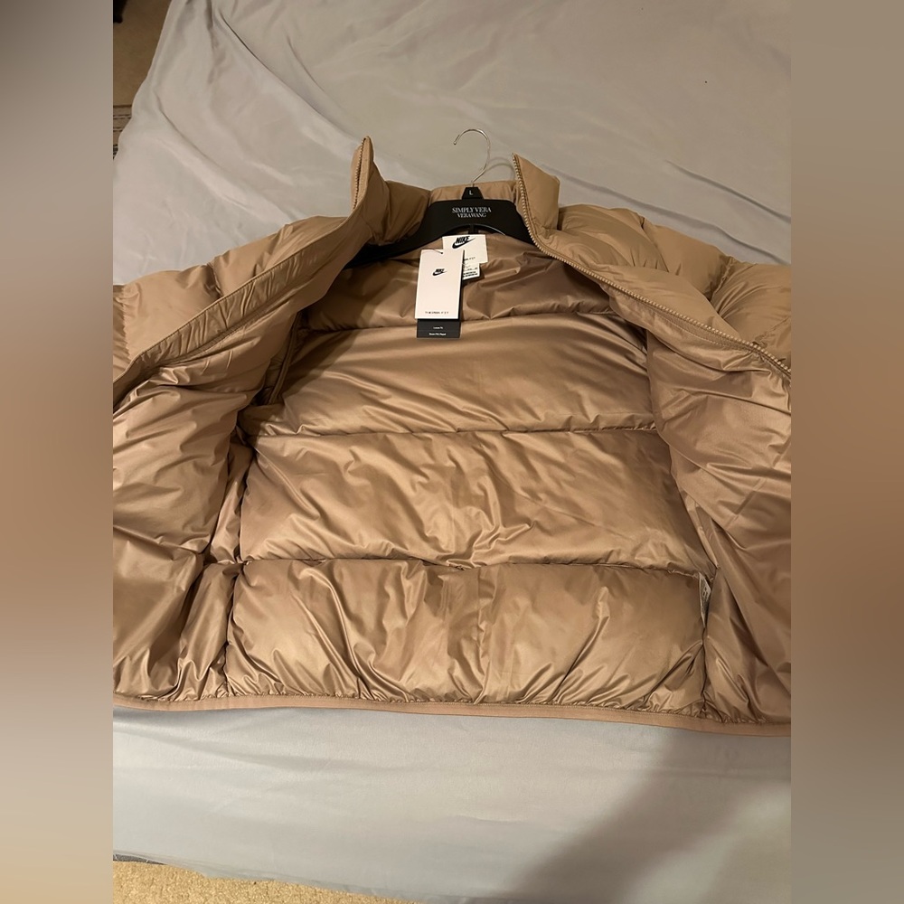 Nike Sportswear Club Men's/Women Therma-FIT Down Puffer Jacket Taupe.Size XS NWT - Picture 11 of 15